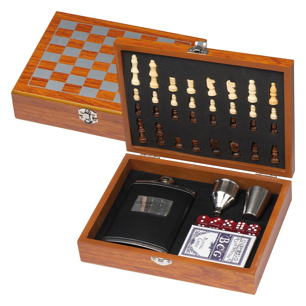 Speelset met heupfles, schaakspel en kaartspel - Stuivekenskerke
